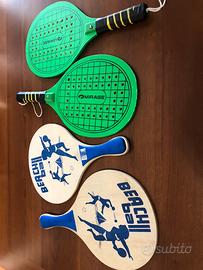 Due coppie di racchette di legno per beach volley