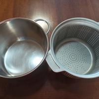 pentola in acciaio con scolapasta