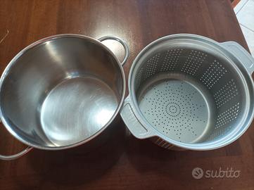 pentola in acciaio con scolapasta