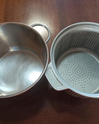 pentola in acciaio con scolapasta
