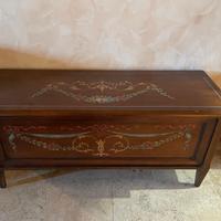 Cassapanca in legno decorata a mano