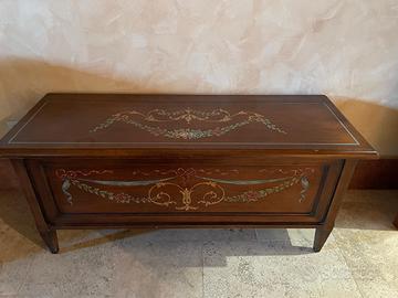 Cassapanca in legno decorata a mano
