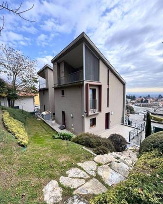 Villa di 274 m² con più di 5 locali e box auto a A