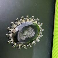 Spilla antica di pietra lavica su pietra lucida