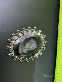 Spilla antica di pietra lavica su pietra lucida