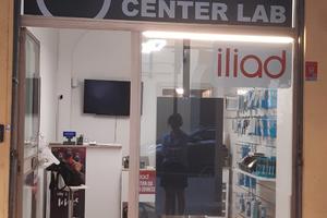 Negozio con vetrina fronte strada