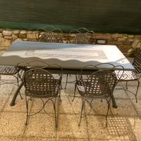 Tavolo e sedie in metallo.