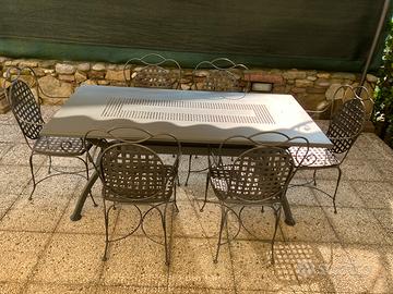 Tavolo e sedie in metallo.