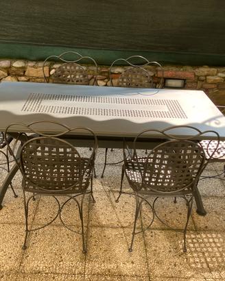 Tavolo e sedie in metallo.