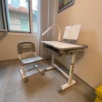 Scrivania bimbi con sedia regolabili e lampada