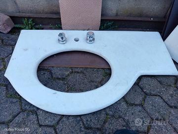 ripiano in marmo lavandino bagno più piatto doccia