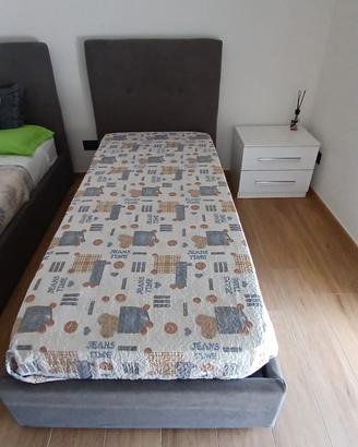 Struttura letto singolo e comodino.