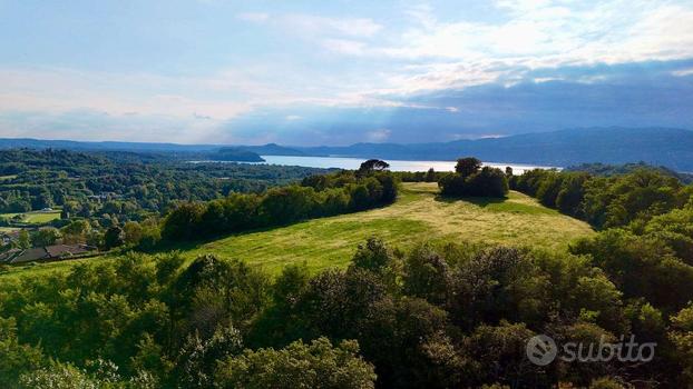 Tenuta con parco e casale con splendida vista Lago