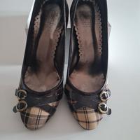 scarpe mai usate con tacco in pelle e tessuto 