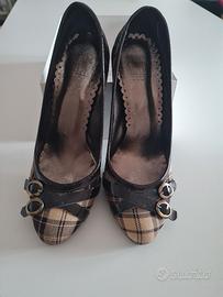 scarpe mai usate con tacco in pelle e tessuto 