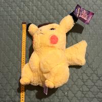 Peluche pikachu con etichetta