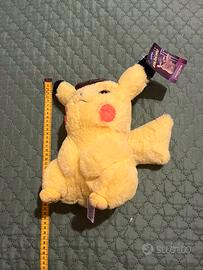 Peluche pikachu con etichetta