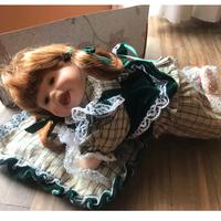 Bambola porcellana anni ‘90 abito e cuscino verde