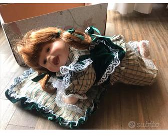 Bambola porcellana anni ‘90 abito e cuscino verde