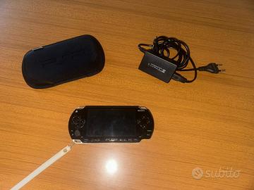 Sony PSP 1000 con caricatore e custodia + 7 giochi