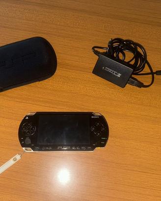 Sony PSP 1000 con caricatore e custodia + 7 giochi