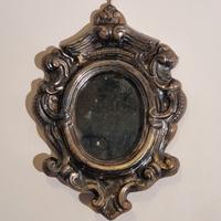 Antica specchiera in metallo sbalzato e argentato