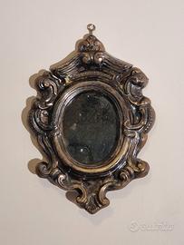 Antica specchiera in metallo sbalzato e argentato