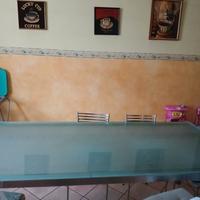 tavolo in acciaio e cristallo