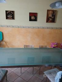 tavolo in acciaio e cristallo