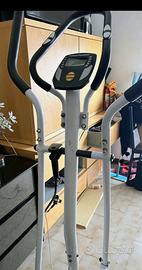 Cyclette ellittica per allenamento domestico.