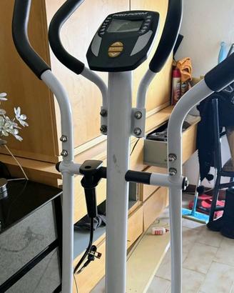 Cyclette ellittica per allenamento domestico.
