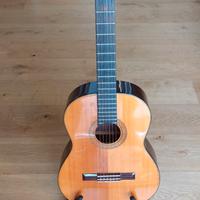 chitarra classica con piedistallo e custodia 