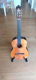 chitarra classica con piedistallo e custodia 