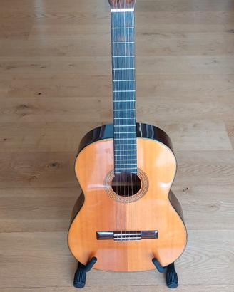 chitarra classica con piedistallo e custodia 