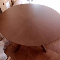 Tavolo in legno design moderno 