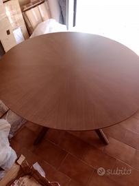 Tavolo in legno design moderno 