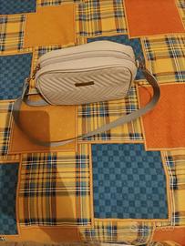 Piccola borsa a tracolla trapuntata