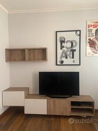 Parete attrezzata ikea con mobile tv e mensole