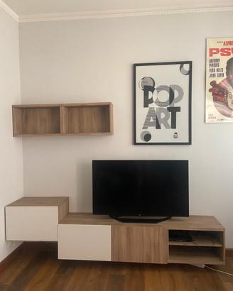 Parete attrezzata ikea con mobile tv e mensole
