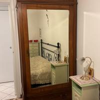 Armadio antico con specchio