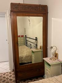Armadio antico con specchio