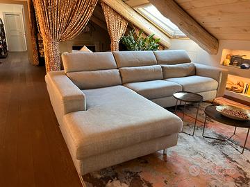 Divano modello Gozzano con isola e pouf