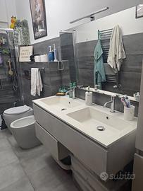 Doppio lavabo con rubinetti