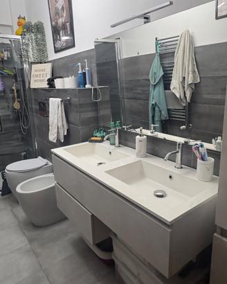 Doppio lavabo con rubinetti
