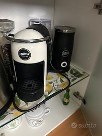 Macchina caffe’ capsule con cappuccinatore