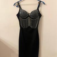 Abito nero con frange in strass