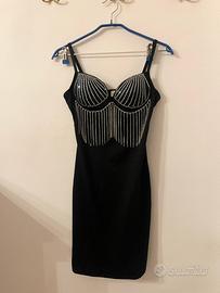 Abito nero con frange in strass