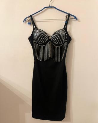 Abito nero con frange in strass