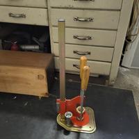 Tappatrice manuale a colonna