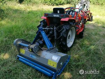 Trattorino Kubota con pala